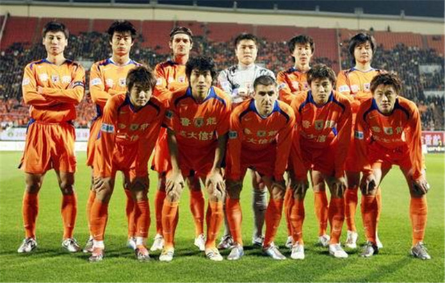 布朗突破分球底角 胡金秋三分出手命中