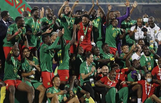 湖人惨败弱旅东契奇心态崩溃，两名先发成废铁，一项关键数据被彻底碾压